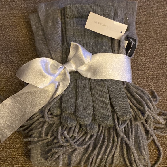 Woman’s gift set scarf and gloves - Picture 2 of 4